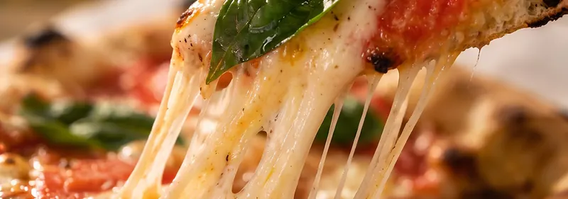 Fatia de pizza a ser levantada com o queijo a esticar